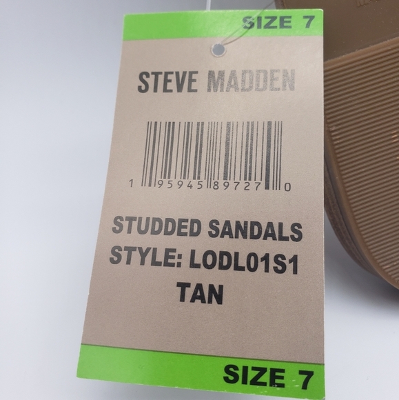 2375- Steve Madden Slip-On 3 Band Sandals, Silver Pyramid Studded Sz 7 NWT - Picture 8 of 10